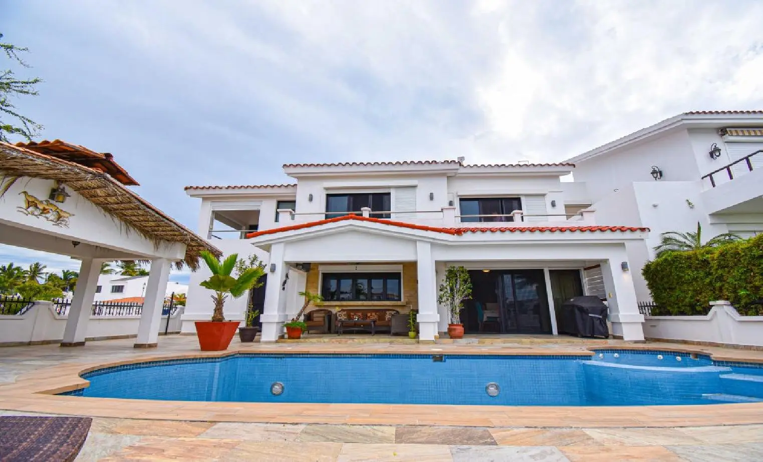 6 Bedrooms and 6 full bathrooms House in El Cid Marina with swimming Pool and Marina View