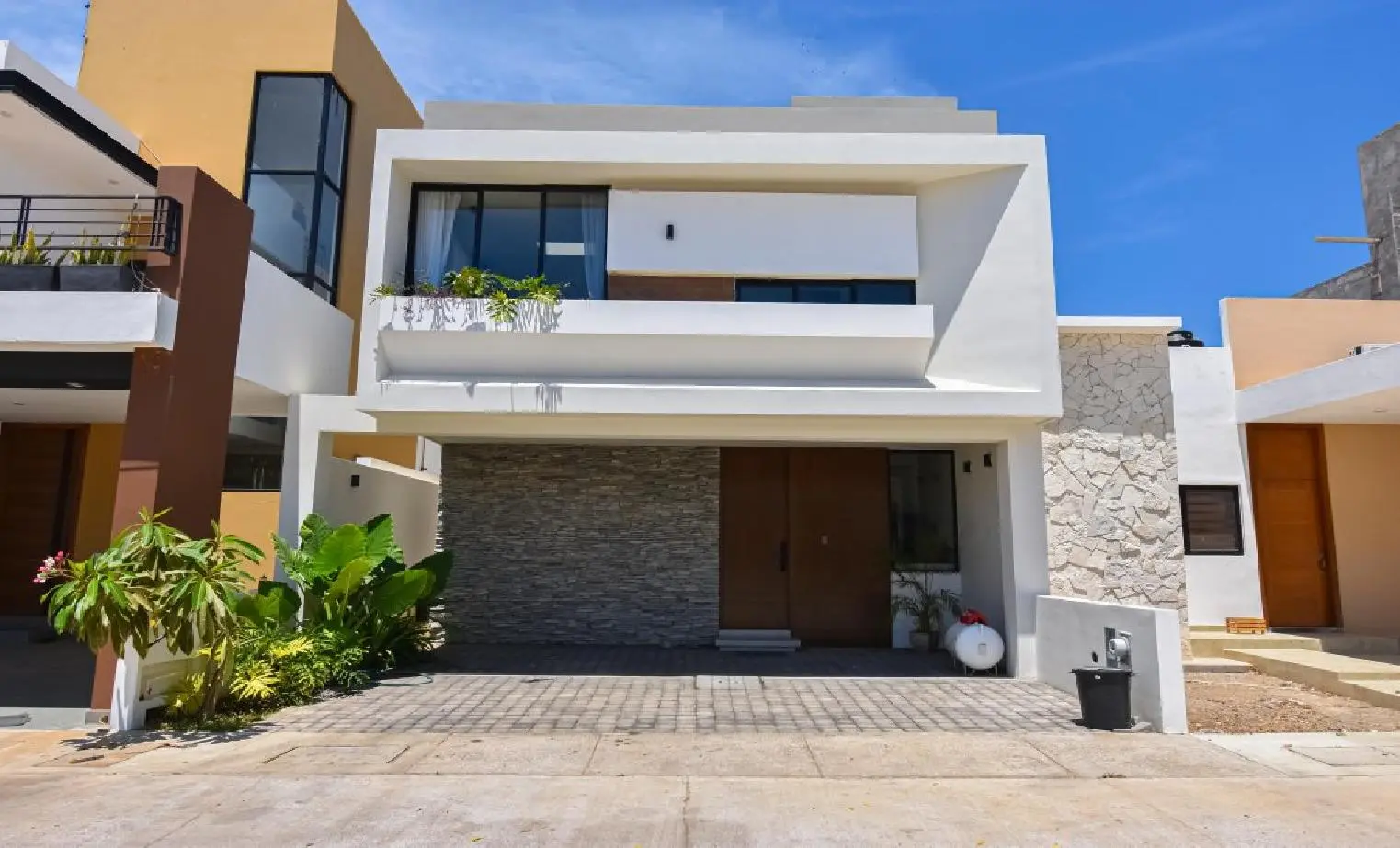 HERMOSA CASA CON ACABADOS DE LUJO
